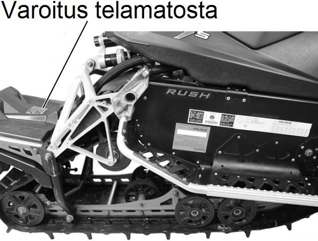 Ohjaamoon sijoitetut varoitustarrat Varoitustarra 4: polttoainetankin korkin vieressä NO PASSENGER = EI MATKUSTAJAA Tämä ajoneuvo on tarkoitettu vain yhden henkilön käytettäväksi.