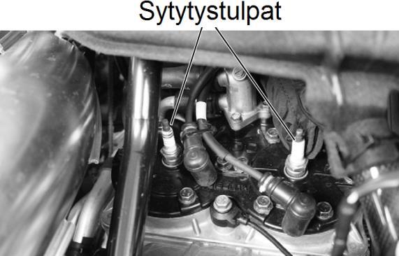 MOOTTORIKELKAN HUOLTO Imuilman suodattimet Kaasuvivun välys Sytytystulpat Imuilman suodattimet Ohjaustangon akselin vieressä olevat imuilman esisuodattimet estävät lumen pääsyn imukanavistoon.