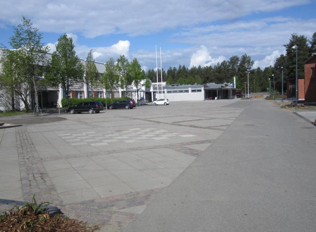 Yleissuunnitelma 7 (14) Rantakylän tori Väylä 1 Uimahallin ja päiväkodin välinen kevyen liikenteen/huollon väylä pohjataan ja päällystetään 5,5 metriä leveäksi.