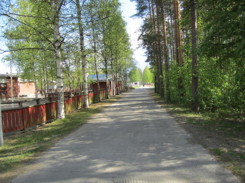 Yleissuunnitelma 9 (14) Väylä 5 Rantakylänpuistoon rakennetaan 3 metriä leveitä kivituhkapintaisia väyliä täydentämään puistoalueiden pyöräily ja jalankulkuverkostoa.