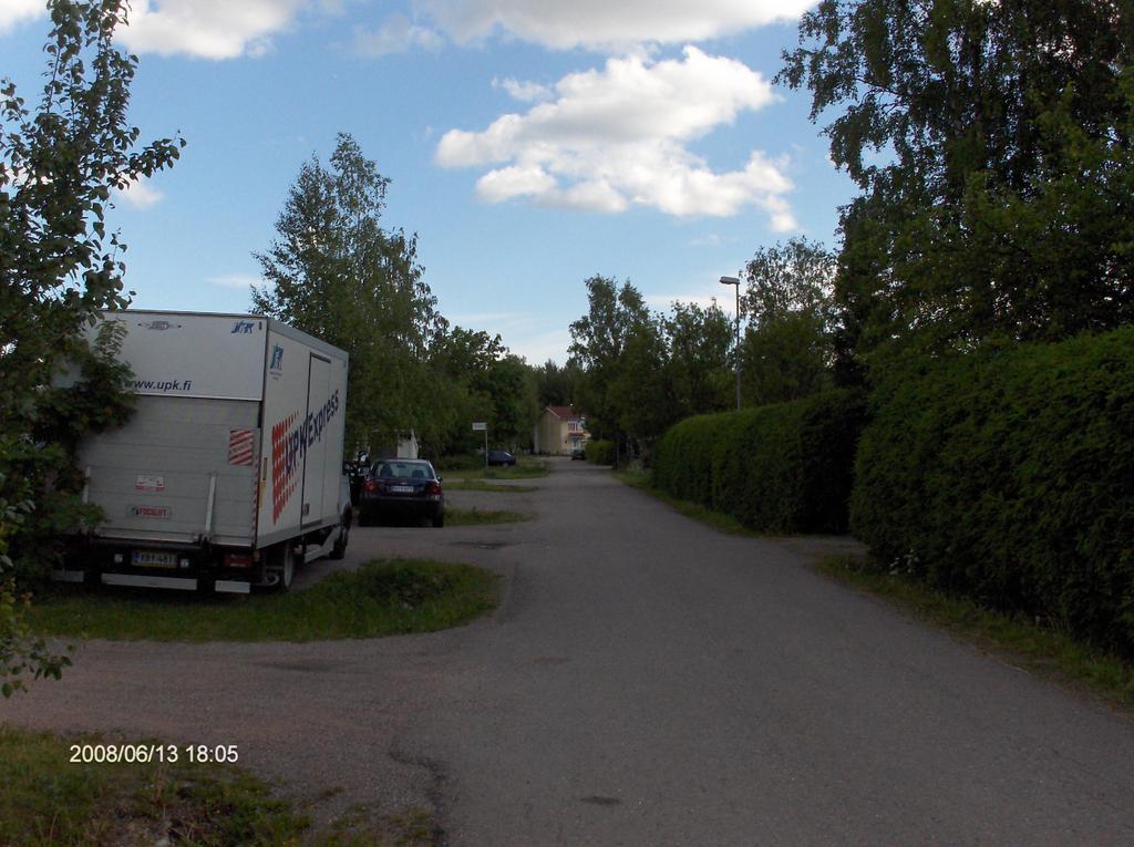 17 Kyrölä Horsmakadulla, Kyrölän juna-aseman lähellä, oli pysäköitynä yksi kuorma-auto.