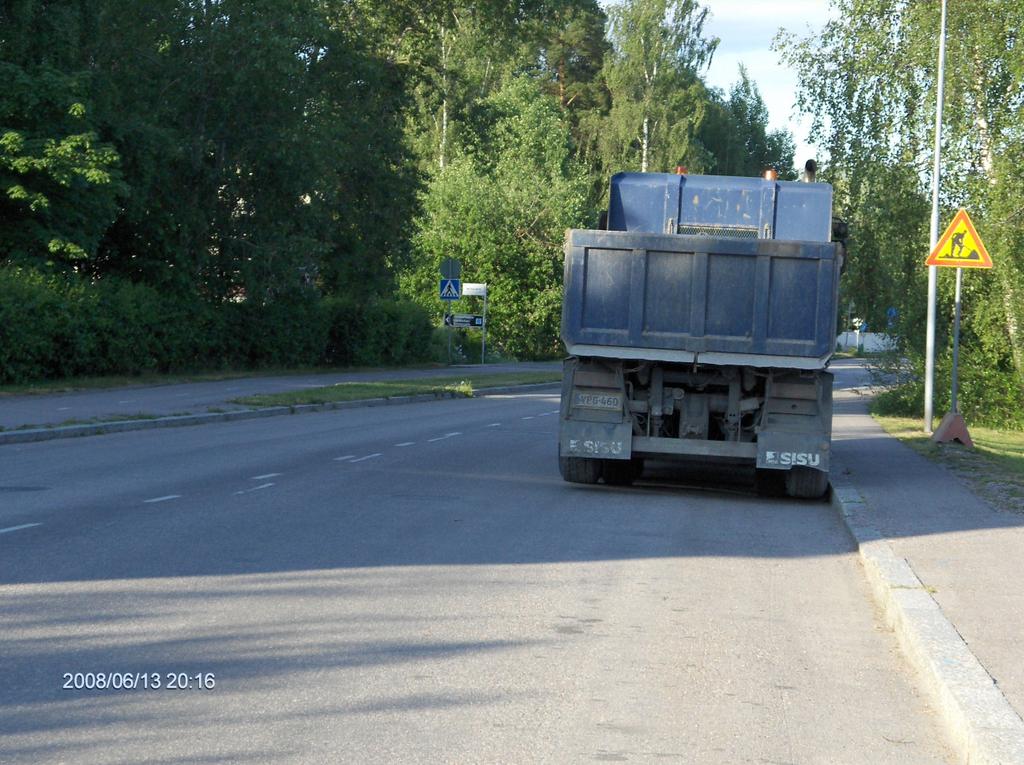 19 Kinnari Keskitalontiellä moskeijan edessä oli yksi rekka. Ajoneuvo aiheutti näkemäesteen ja aiheutti lisäksi maisemahaitan. Rekka näkyy kuvassa 9. Pöytäalhontie on todella kapea.