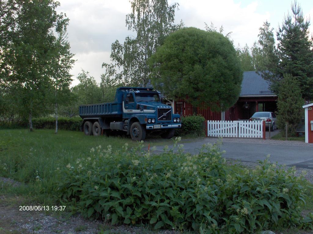 20 Kaakkola Ravurikadulla omakotitalon edessä oli yksi rekka.