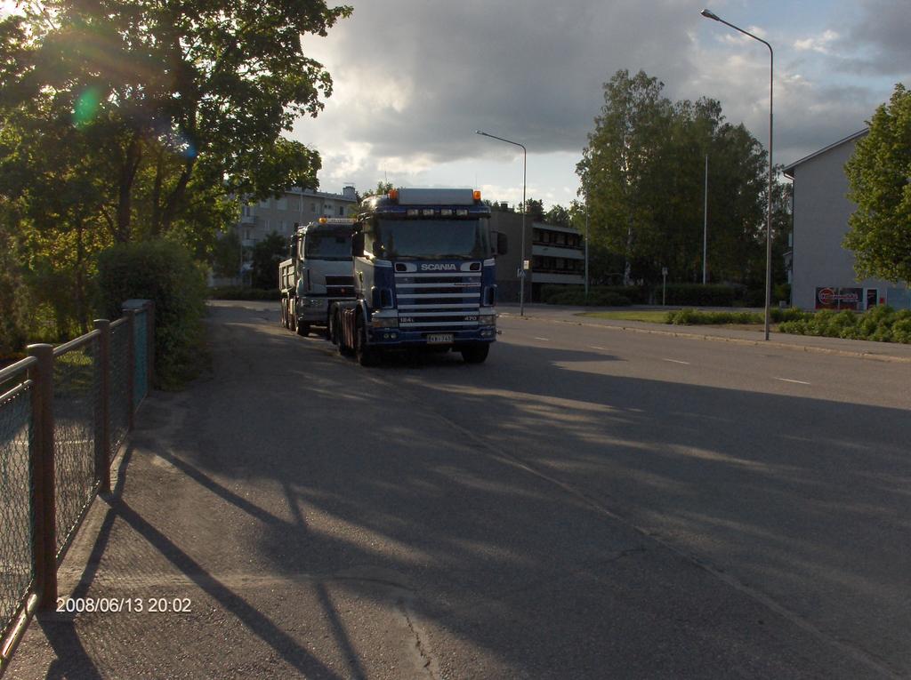 Rekka näkyy kuvassa 10. Kuva 10. Ravurikatu Loutti Mannilantielle oli pysäköity yksi kuorma-auto ja kaksi rekkaa.
