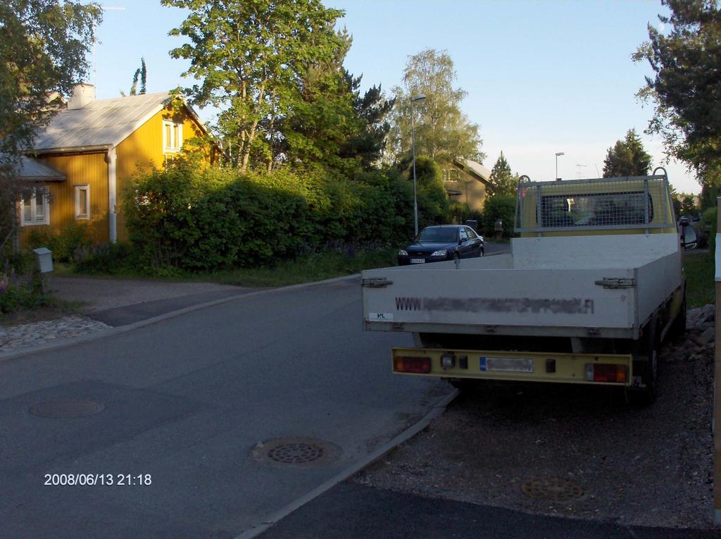 21 Pöytäalho Pöytäalhontiellä oli pysäköity kuorma-auto taloyhtiön parkkipaikan ulkopuolelle kiveykselle. Ajoneuvosta ei ollut muuta haittaa, kuin että se peitti näkymän parkkipaikalta ajettaessa.
