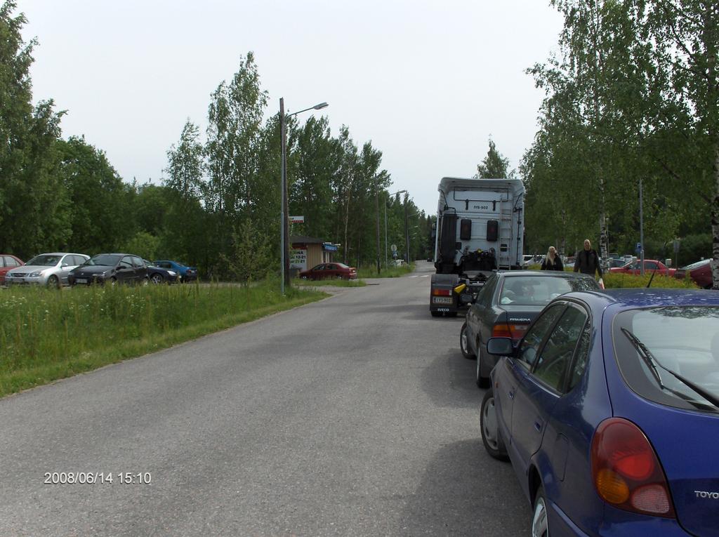 Alue näkyy kuvassa 13. Kuva 13. Peikkometsäntie/Saukonkatu Pajala Välskärinkadulla on pysäköinti molemmin puolin kielletty pidemmäksi aikaa kuin vuorokaudeksi.