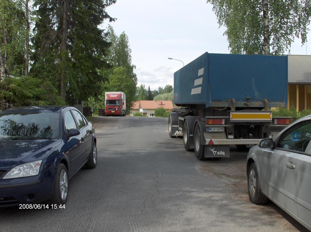23 Saunakallio Metsätielle oli pysäköity yksi kuorma-auto ja yksi täysperävaunurekan lava. Vaikka ajoneuvot oli pysäköity mahdollisimman reunaan, niistä aiheutui näkemäestettä, koska tie on mäkistä.