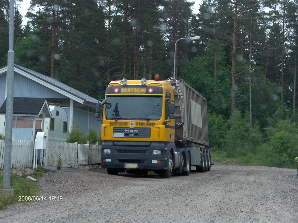 25 Haarajoki Pihlajatiellä oli omakotitalon pihassa yksi rekka. Ajoneuvosta ei koidu muuta haittaa kuin että se joutuu peruuttamaan tielle. Hopeakuusenkadulla oli yksi rekka.
