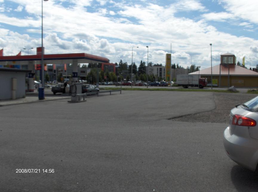 40 Bensa-asemat Teboilin kylmäaseman pihalla, Helsingintie 42, olisi tilaa pysäköidä kuorma-autoja. Teboilin viereen olisi vielä tilaa rakentaa muutama rekoille tarkoitettu pysäköintiruutu.