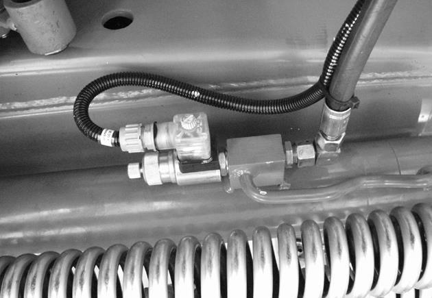 Huolto hydrauliikka Pos: 37.38.18 /BA/Wartung/Load-Sensing/SW 1000/Not-Hand- Betätigung Beispi ele Swadr o 1000 @ 3\mod_1206011079992_71.docx @ 74493 @ @ 1 Jonkin toiminnon suorittamiseksi (esim.