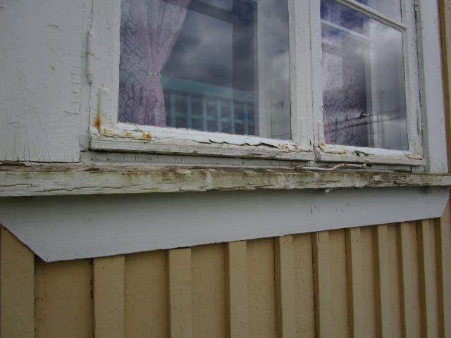 vuoksi). Rakennuksen ikkunoiden alaosan puurakenteet ovat lahot.