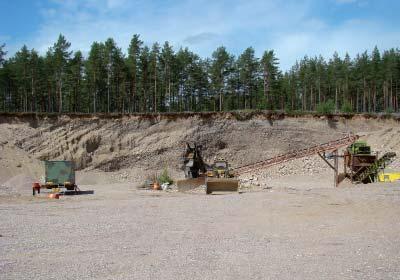 0224308 Viksvidja Alueella on yksi pieni kotitarvekuoppa, jonka pohjalla on pieni lampi. Lisäksi kuopassa säilytetään maatalon koneita.