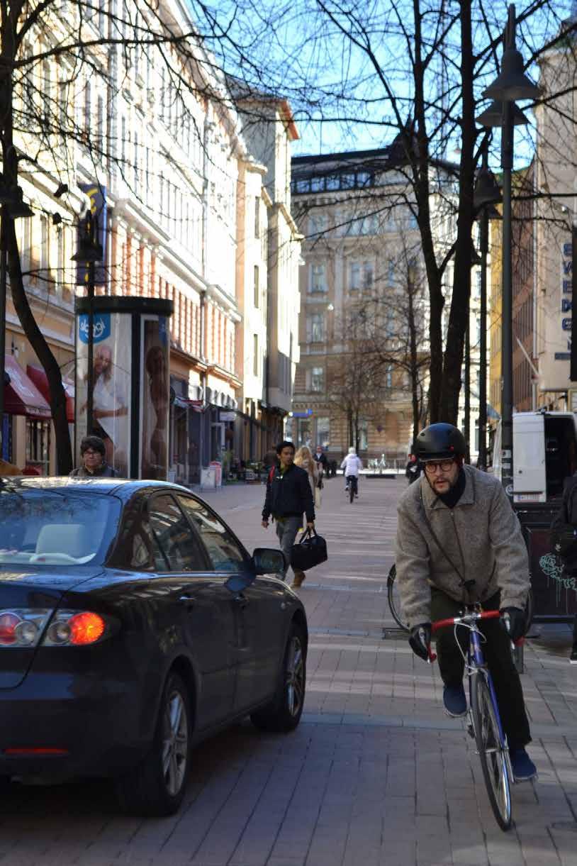 2.2.1 Helsinki, Iso Roobertinkatu Iso Roobertinkatu sijaitsee Helsingin ydinkeskustan kaupallisen alueen reunavyöhykkeellä ja se muutettiin kävelykaduksi jo vuonna 1983, katso kuva 1.