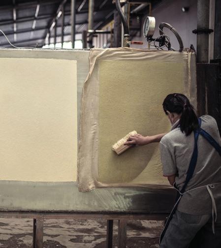 Nykyään monet Doi Tungin käsityöläisistä hankkivat elantonsa valmistaen paperilaatikoita, muistivihkoja ja