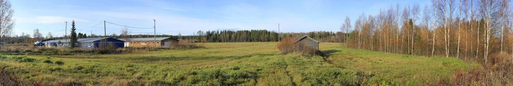 Kuva 47. Kuvauspaikka 4, Myrkky, länsipuoli, VE 1. Voimaloiden pyörivät roottorit, sekä tornin huiput ovat paikoin havaittavissa rakennusten ja metsän takaa. Muutokset maisemassa jäävät vähäisiksi.