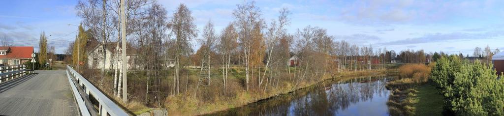 Kuva 49. Kuvauspaikka 5, Tiukka, silta, VE 1. Voimalat ovat paikoin havaittavissa puuston takaa, mutta jäävät suurelta osin katveeseen.