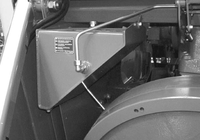 Hoito ja huolto 9.3 Hydrauliikka 9.3. Erityiset turvaohjeet Ennen suurpaalaimen hydraulijärjestelmään liittyvien töiden aloittamista on poistettava paalikanavan puristuslevyjen hydraulisylinterien paine.