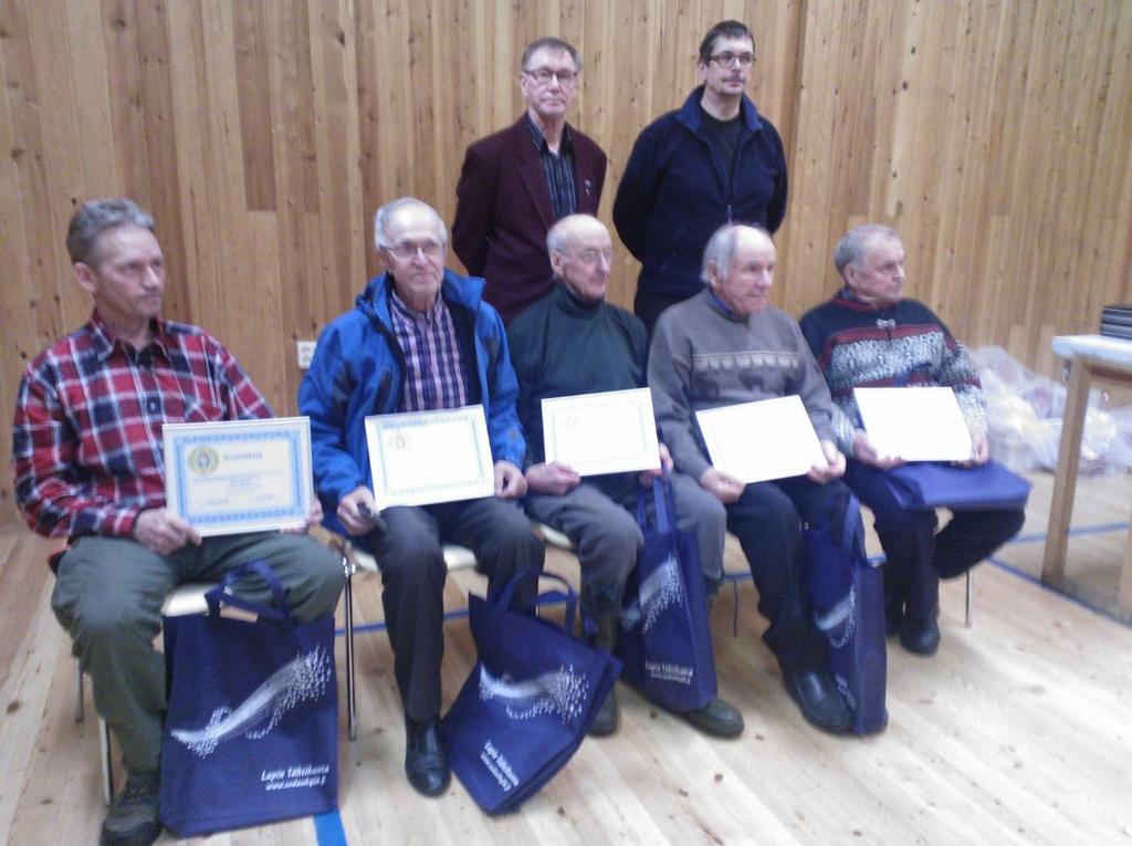 (93v) puolesta Vastaanottamassa Heimo Niemi, Veikko