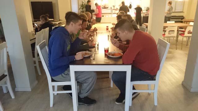 Ralliin saapuvat norpat ja heidän ohjaajansa otettiin vastaan pitopalvelu Vikströmillä, jossa päivä alkoi lounaalla. Missä se Punainenmeri olikaan?