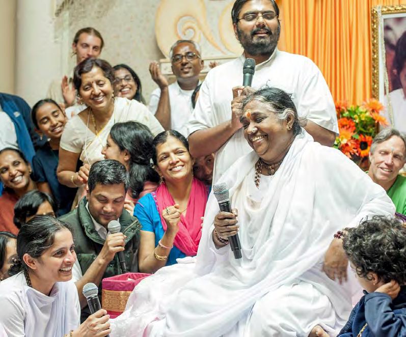 Br. Ramanand Amman takana seisaallaan samalla kuuntelemaan bhajaneita. Tiesin jokaisen sävelen ja sanat kaikista Amman ja swamien laulamista bhajaneista.