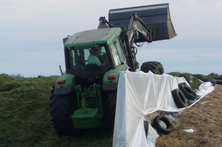 John Deere 6910 / traktori o Rehun tiivistäminen o Vuosimalli: 2000 o Kunto: Tyydyttävä o Käyttö: 579 h / v * o Teho: 135 hv 28 KUVIO 22.