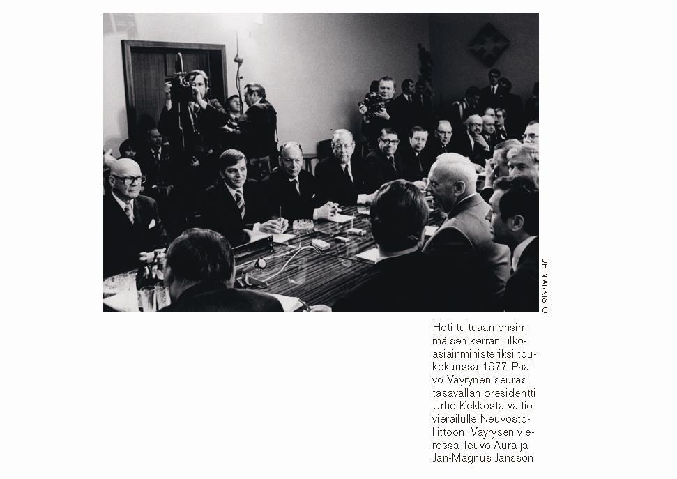 Heti tultuaan ensimmäisen kerran ulkoasiainministeriksi toukokuussa 1977 Paavo Väyrynen seurasi tasavallan presidentti Urho Kekkosta valtiovierailulle Neuvostoliittoon.