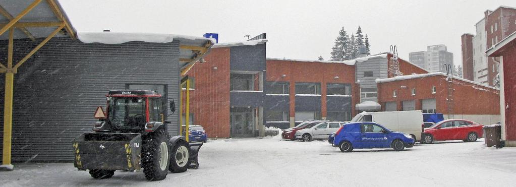 RAKENNUSTEN PERUSRATKAISUT Arkkitehtuuri ja tyyli Tontilla olemassa oleville rakennuksille on tyypillistä matala korkeus, lapekatto ja punatiiliverhoilu.