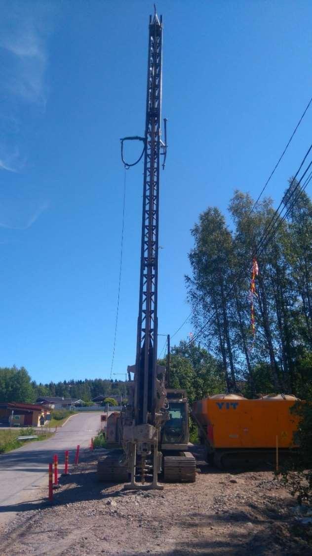 7 2.4 Pilaristabiloinnissa käytettävät koneet Pilaristabiloinnissa käytettävinä koneina on tähän tarkoitukseen rakennetut koneet. Kone koostuu sekoitinkärjestä ja kalkkisäiliöstä.