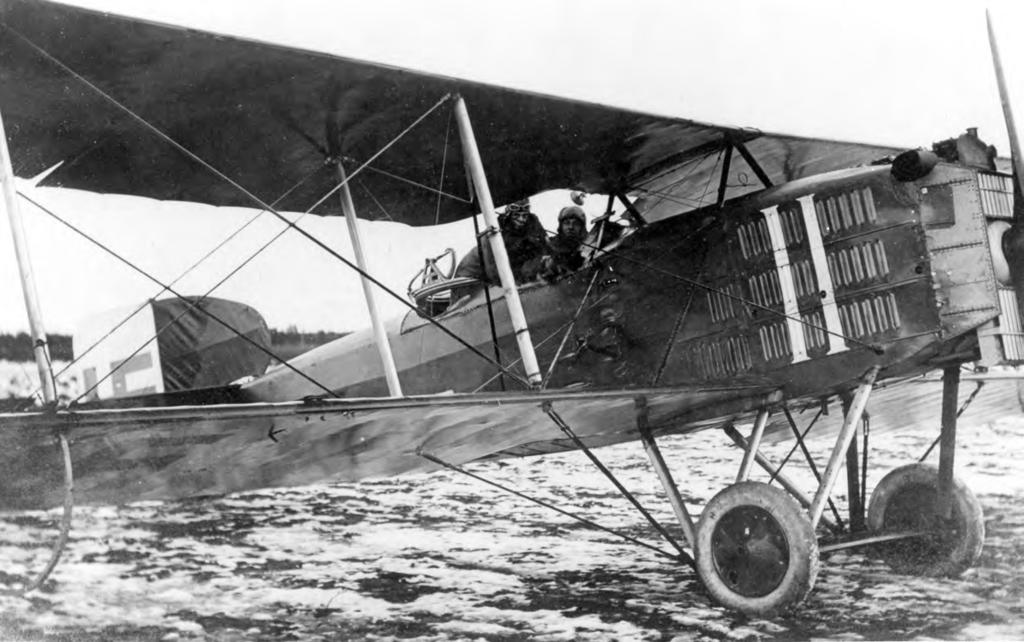 Breguet 14 A2 -tiedustelukone oli yksi Ilmailuvoimien tärkeimmistä operatiivisista konetyypeistä 1920-luvun alkupuolella. Sillä tehtiin muutama sotalentokin Venäjän suunnalla.