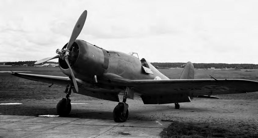 32 visiting Ilmasotakoulu at Kauhava on July 10, 1940. The closest aircraft is FR-112. (Ilmav/IVM) LLv.