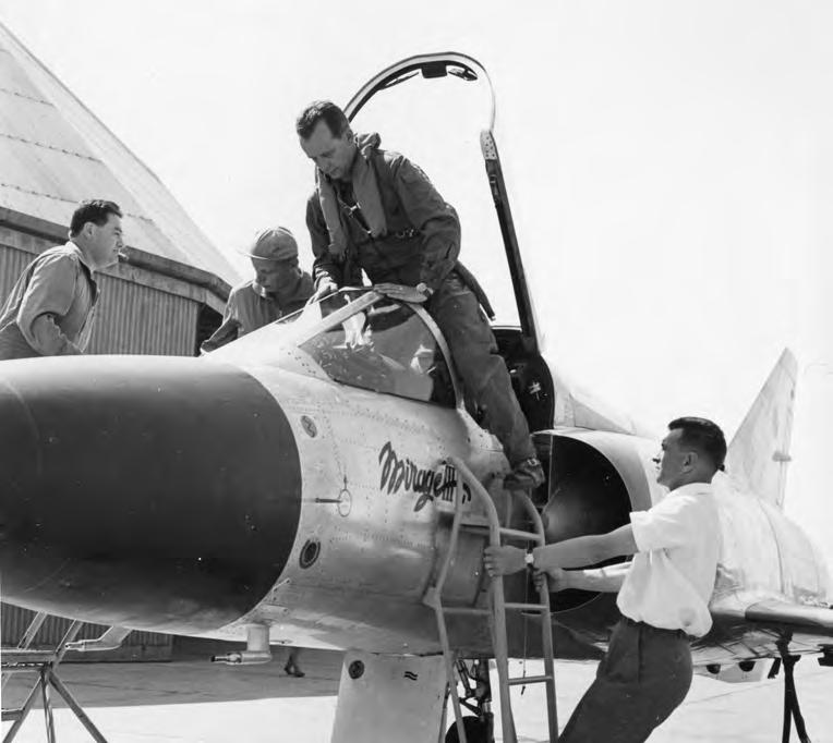 Majuri Lauri Pekuri nousee Mirage IIIC -hävittäjän ohjaamoon Istres ssä Ranskassa heinäkuussa 1961. Pekuri ylitti lennolla kahden Machin nopeuden ensimmäisenä suomalaisena.