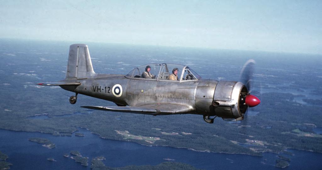 Hyvät värikuvat Vihurista lennolla ovat vähissä. HävLv 31:n VH-12 lennolla kesällä 1954. ( Rosenlund) Good air-to-air pictures of the Vihuri in the air are rare.