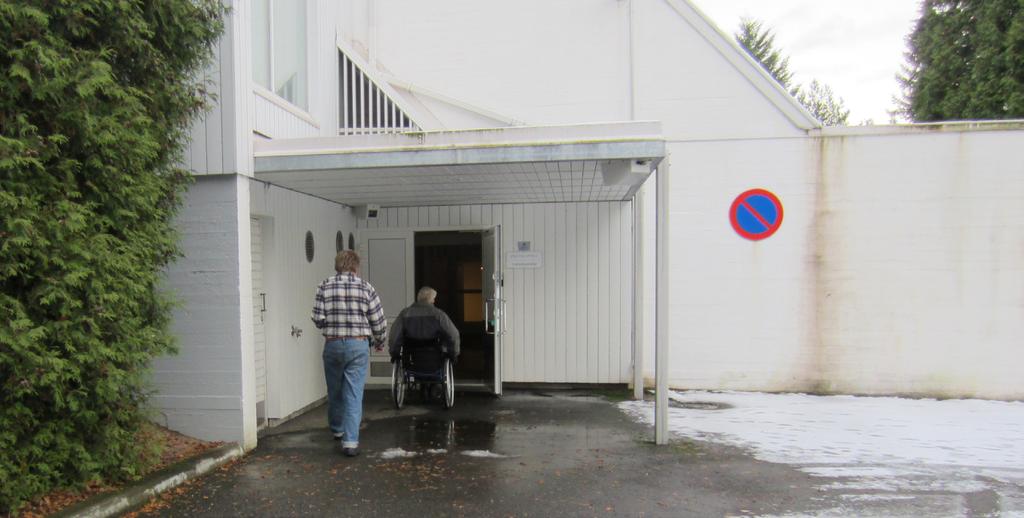 Sisäänpääsy Kappelin kummallekin ovelle tulee helppokulkuinen esteetön kulkutie. Ovet ovat normaalit käsin avattavat ovet. Ovet ovat hieman raskaat avata.