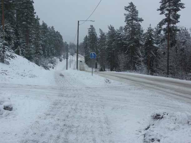 19845 12 3 JATKOTOIMENPITEET Länsipään osalta esitetään jatkosuunnittelun pohjaksi vaihtoehtoa 3, jossa uusi yhteys on esitetty Tuhkatien kautta.