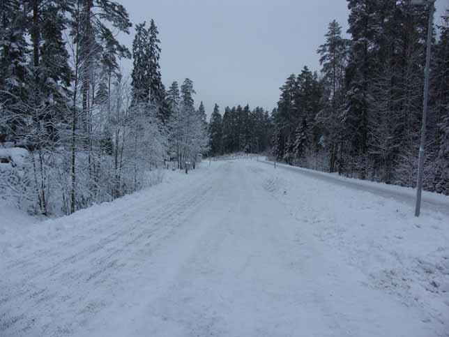 19845 5 Kiuruntien varressa ja siihen liittyvillä kaduilla on yhteensä 22 omakotitonttia. Tarvittavan uuden tieyhteyden pituus Turpeensalmen alueen keskiosasta on noin 1,1 kilometriä.