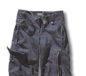 vetoketjut housujen saumoissa Portaattomasti säädettävä ohut punosvyö Takin ja housut yhdistävä vetoketju (40