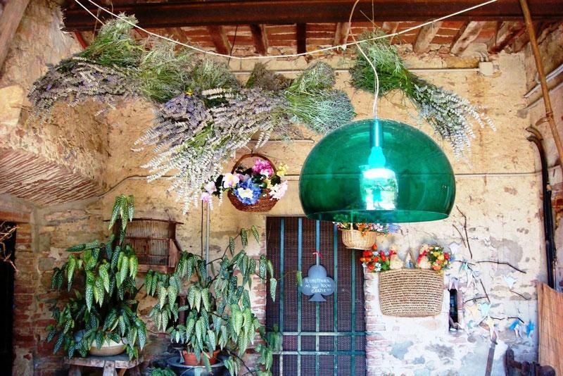 MONTEPISANO: HIDASTA MATKAILUA TOSKANASSA Tyypillinen toskanalainen maalaistalon piha, Al Palazzaccio Seniorimatkailun soveltuvuutta arvioivan asiantuntijaryhmän Toskanaan Monte Pisanon alueelle