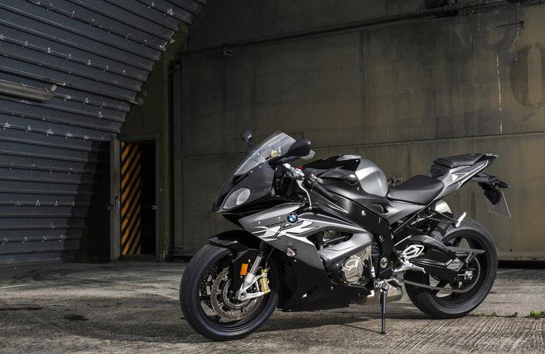 BMW S1000 RR Merkki: BMW Tyyppi: Katupyörä Kunto: Uusi Kuutiotilavuus: 1000 ccm 24200 Alkaen kokonaishinta sisältää moottoripyörän + alv:n 24 % ja autoveron.