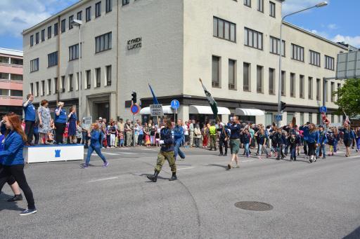 Sitten autoilla siirryttiin lännemmäksi ja kuljettiin Seitsemisen