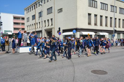 Kuva 7 Joensuun HakaVersot ja Jyväskylän Versot paraatissa Vaellus