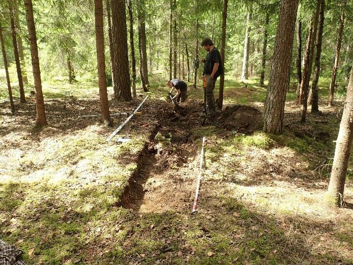 Vasen: hiilimiilu pintakasvillisuuden raivauksen jälkeen. Etelään. Oikea: ojan kaivamista. Lounaaseen. Havainnot Maaperä hiilimiilun kohdalla on hiekka.