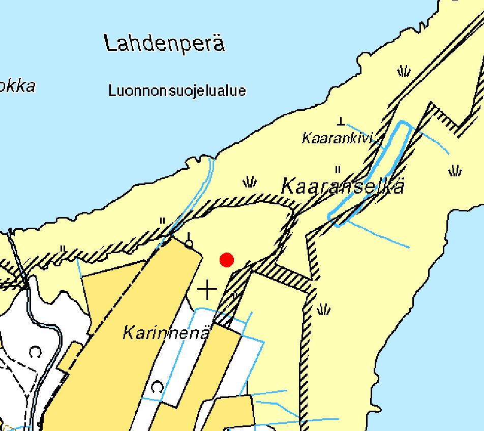 sivussa on puinen paalu. Kivet ovat 2 m etäisyydellä toisistaan kolmiossa. Lähellä on lisäksi neljäs irtokivi.