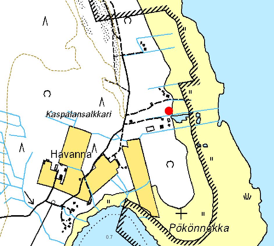 luonnonkivestä, jotka asetettu tasavälein. Kivien päällä ei ole kasvillisuutta, mutta kivijalan sisäpuolella kasvaa nuorta koivua.
