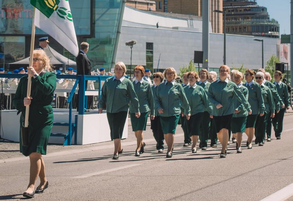 Tasavallan presidentti Sauli Niinistö vastaanotti paraatijoukot Musiikkitalon edustalla.