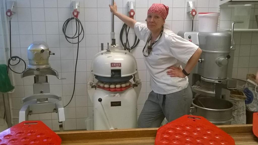 Munkit ja pullat otetaan jääkaapista nostatuskaappiin. Vaihtolämpökaapissa olleita bersuja eli Berliinin munkkeja voi alkaa paistaa jo klo 6.30.