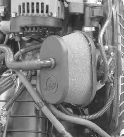 HUOLTO Moottorin puhdistusohjeet (käyttö suolisess vedessä) Jos moottori käytetään suolisess vedessä, irrot yläkopp j vuhtipyörän knsi. Trkist moottori j moottorin komponentit suolkertymien vrlt.