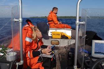 ESSI KESKINEN / METSÄHALLITUS Drop-videointia veneestä käsin Pohjan rakenteesta, laadusta ja sen eliöstöstä saadaan nopeasti ja edullisesti