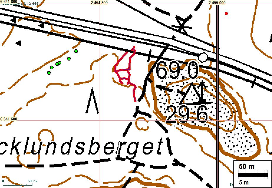 12 Niclundsberget Vuoren länsipuolella olevalla kukkulalla on taisteluhauta jossa pesäkkeitä. Löyhähiekkaisessa maassa varustus on melko sortunut.