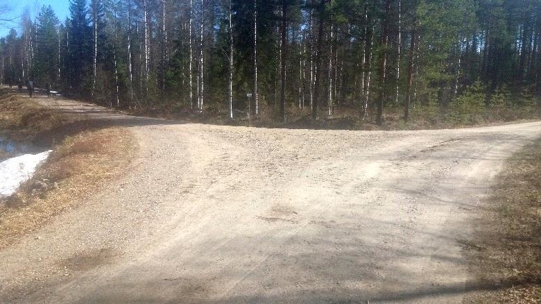 Kuusijärven pohjoispäässä on risteys, josta reitti jatkuu metsäautotietä vasemmalle. Paikalla on osoitenumero 382, ikivanha Karjalan kierroksen jäkälöitynyt viitta sekä polkujuoksun viitta.