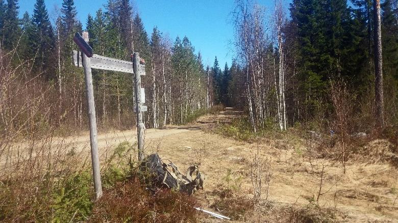 Seuraava Kolminaisen rantaan rajautuva hakkuualue on koko polun hankalin suunnistettava. Monin paikoin polku ei erotu lainkaan ja polkujuoksumerkinnöissäkin on ollut huono katkeileva materiaali.